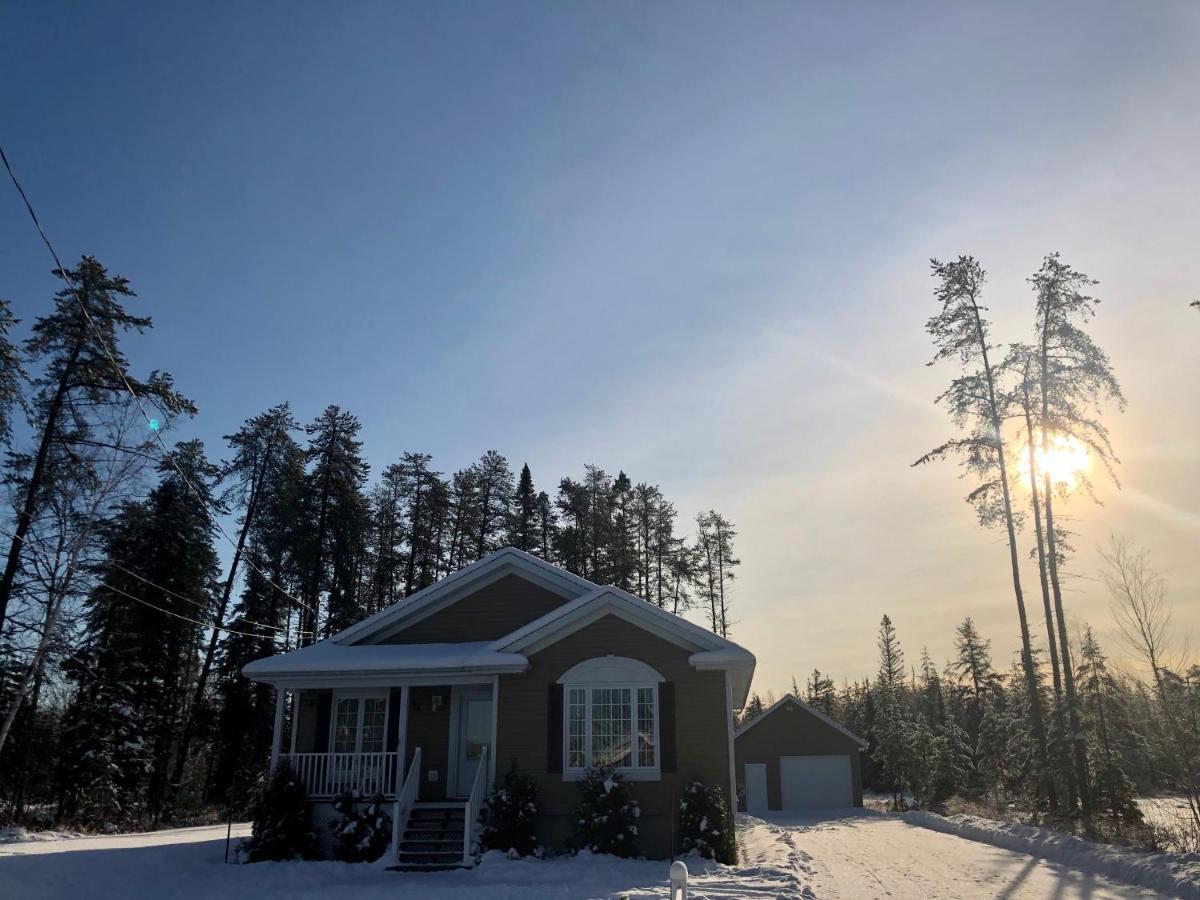 Le Chalet De Claude, Au Pied Des Monts-Valin Saint-David-de-Falardeau 外观 照片
