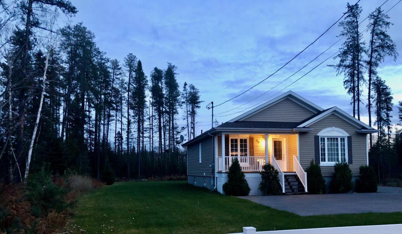 Le Chalet De Claude, Au Pied Des Monts-Valin Saint-David-de-Falardeau 外观 照片