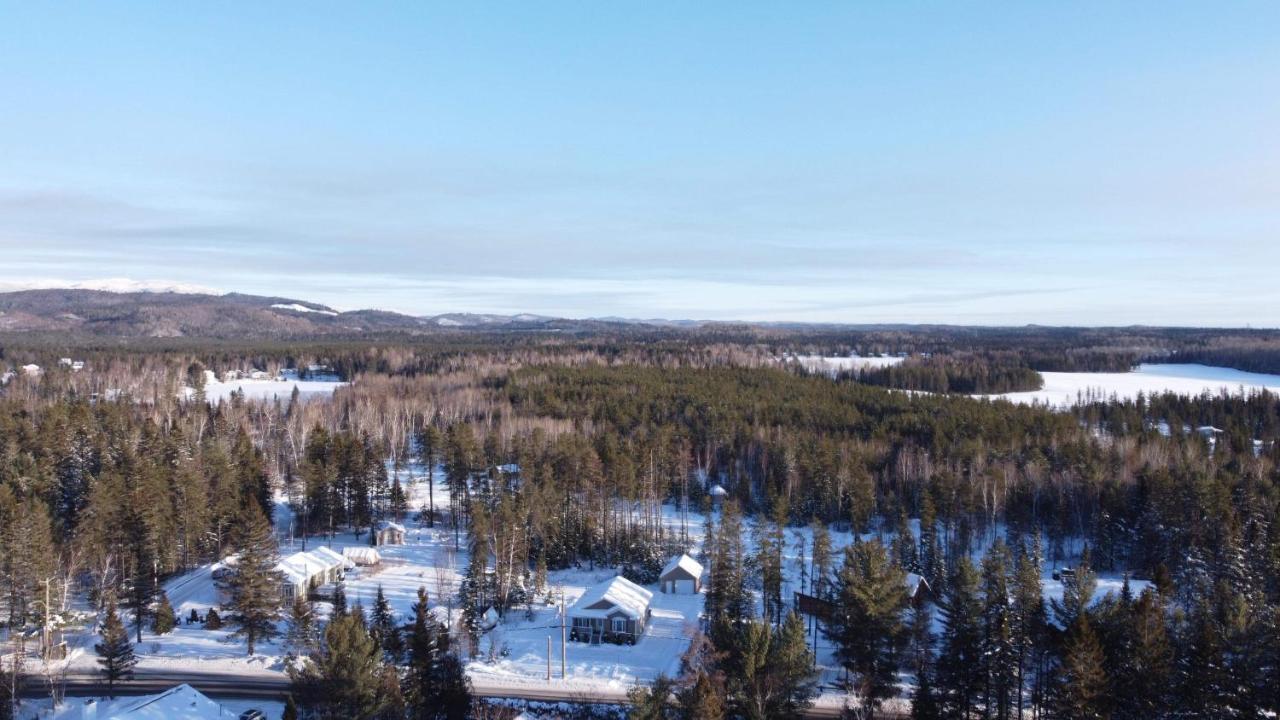 Le Chalet De Claude, Au Pied Des Monts-Valin Saint-David-de-Falardeau 外观 照片