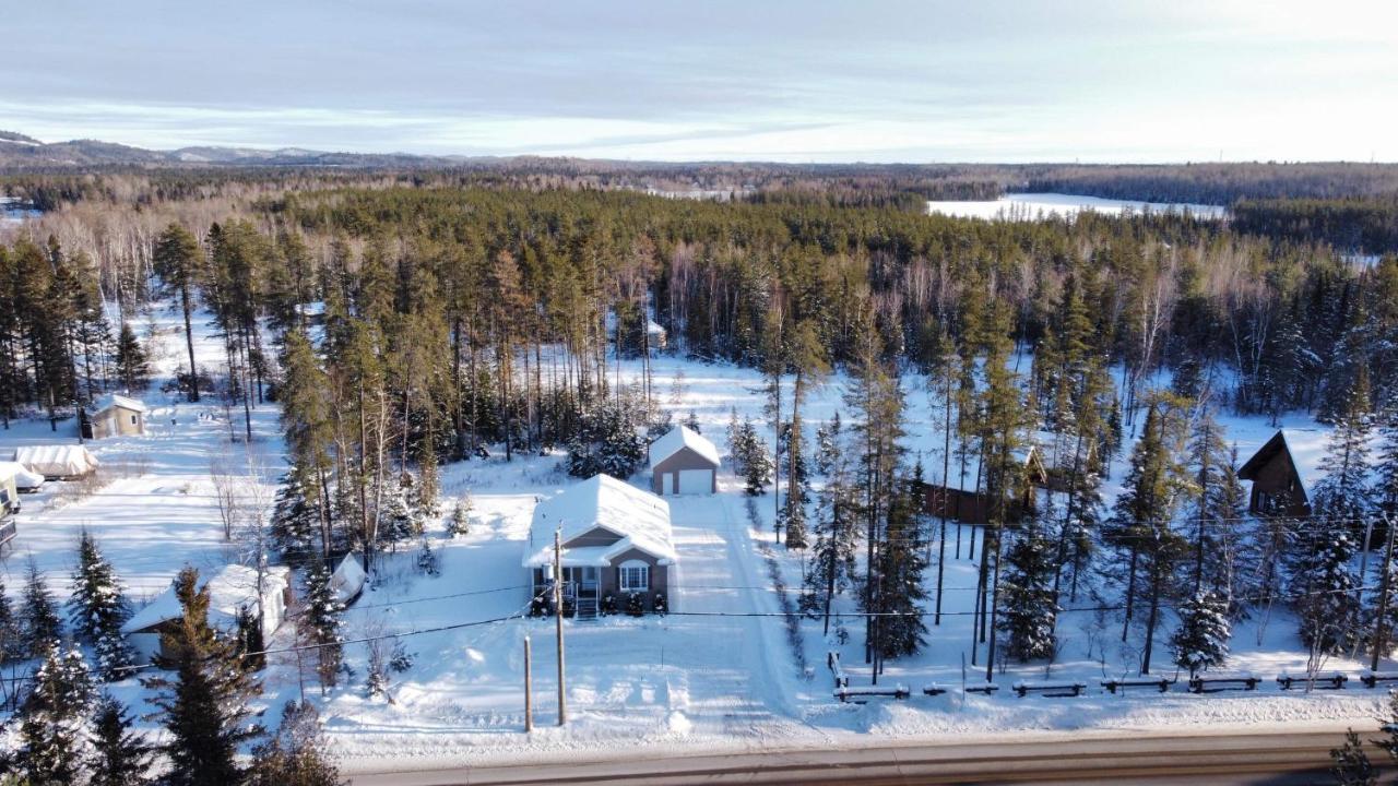 Le Chalet De Claude, Au Pied Des Monts-Valin Saint-David-de-Falardeau 外观 照片