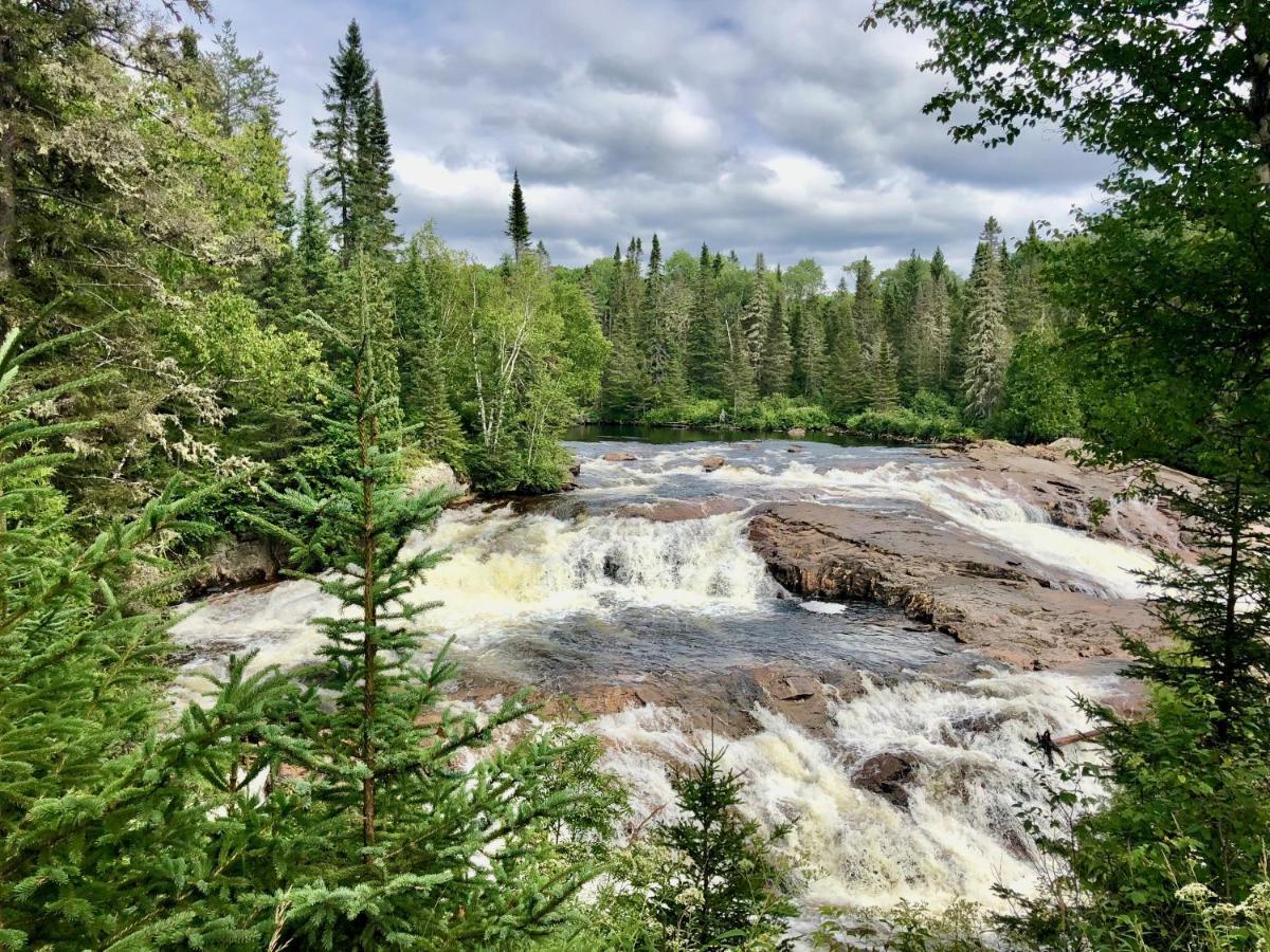 Le Chalet De Claude, Au Pied Des Monts-Valin Saint-David-de-Falardeau 外观 照片